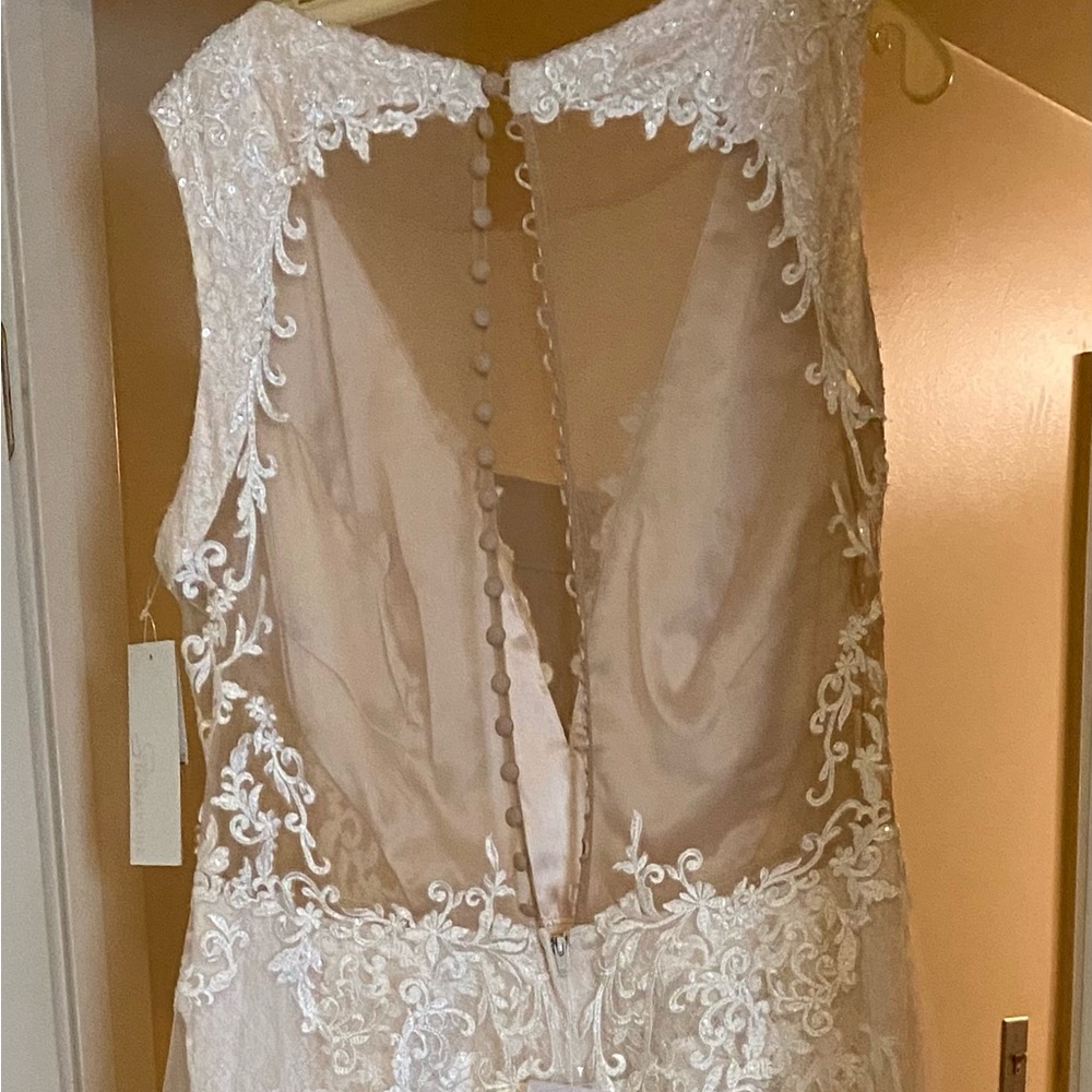 New with tag David’s Bridal wedding gown - Picture 5 of 8